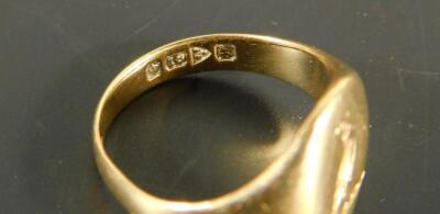 An 18ct gold gent's signet ring - 2