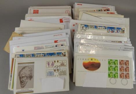 A large quantity of first day covers (M)
