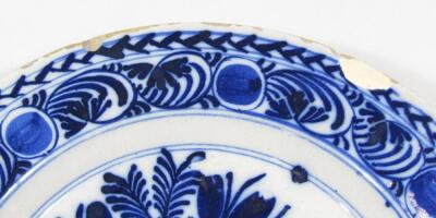 An 18thC blue and white tin glazed earthenware plate - 3