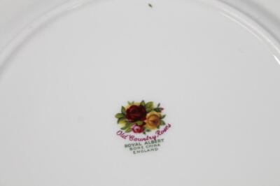 A Royal Albert Old Country Roses bone china part dinner service - 3