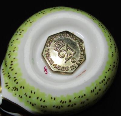 A Royal Crown Derby Goldcrest paperweight - 3