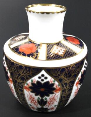 A Royal Crown Derby Imari pattern squat vase - 2