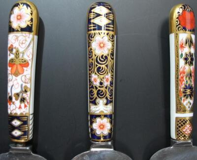 Three Royal Crown Derby Imari pattern cake knives. - 2