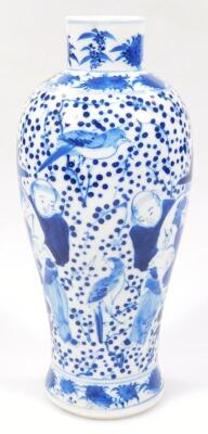 A Chinese porcelain blue and white vase - 2