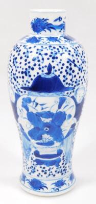 A Chinese porcelain blue and white vase - 3