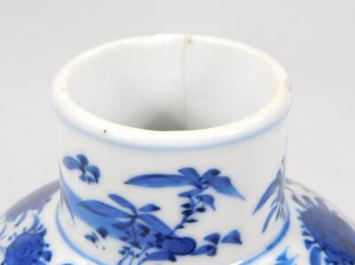 A Chinese porcelain blue and white vase - 5