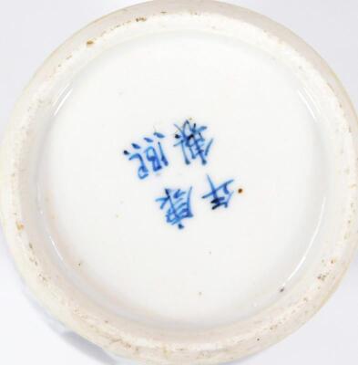 A Chinese porcelain blue and white vase - 6