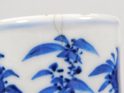 A Chinese porcelain blue and white vase - 7