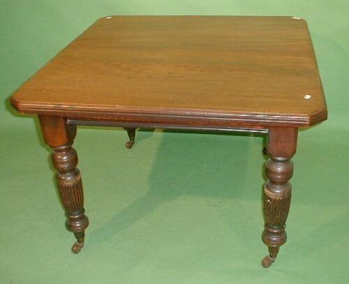 A late Victorian mahogany wind-out dining table with single leaf