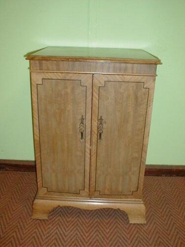 A reproduction mahogany two door cabinet with glass interior