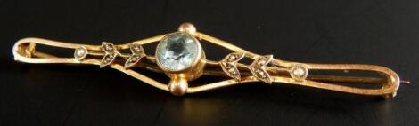 A 9ct gold bar brooch