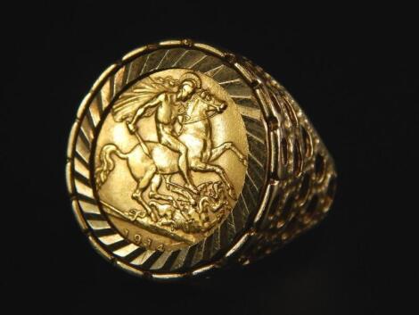 A George V full gold sovereign ring