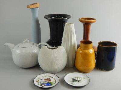 A quantity of Studio ceramics