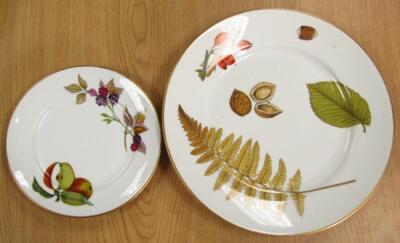 A comprehensive Royal Worcester Evesham pattern part dinner service - 2