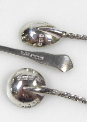An Edwardian matched silver three piece cruet set - 6