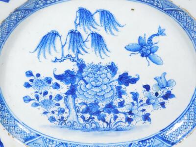 A 18thC Chinese porcelain blue and white export meat platter - 2