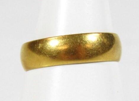 A 22ct gold wedding band