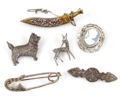 Assorted brooches.