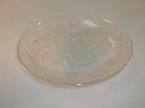 A 1930s Verlys circular glass dish