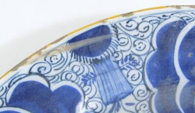 An 18thC blue and white Dutch Delft plate - 4