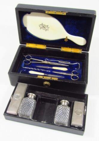 An early 20thC vanity case