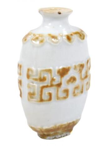 A Chinese porcelain snuff bottle