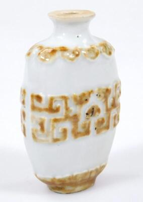 A Chinese porcelain snuff bottle - 2