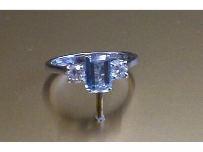 An aquamarine and diamond set ring in 18 ct white gold