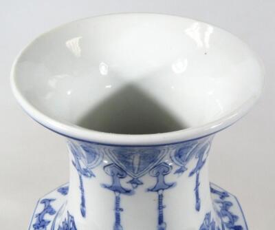 A Chinese porcelain vase - 4