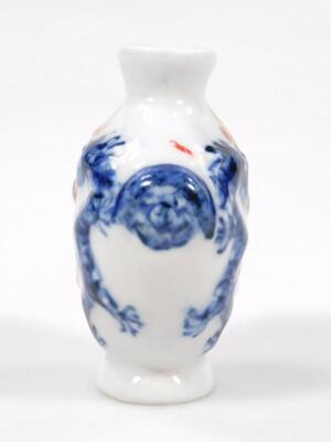 A Chinese porcelain snuff bottle - 2