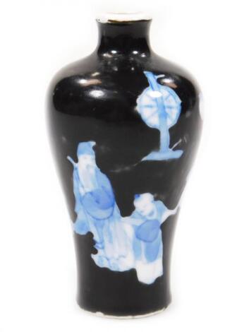 A Chinese porcelain snuff bottle