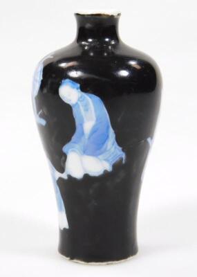 A Chinese porcelain snuff bottle - 2