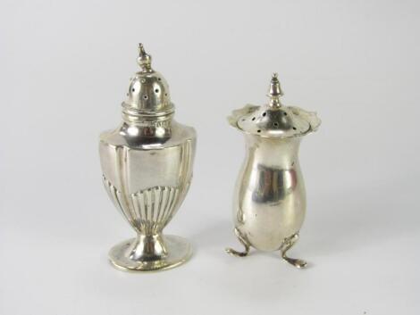 An Edwardian VII silver Neo-Classical style baluster pepperette