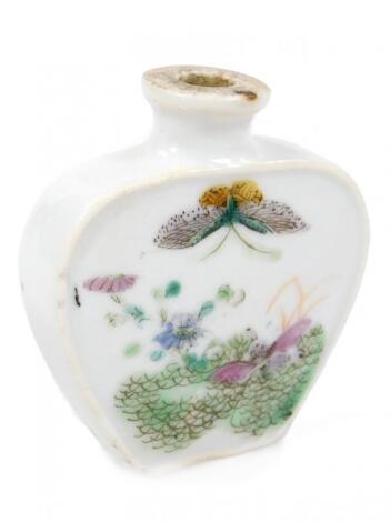 A Chinese porcelain snuff bottle