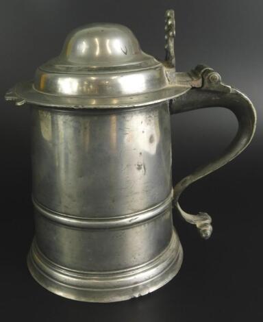 A large William & Mary pewter quart lidded tankard