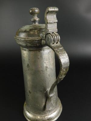 A James I pewter flagon - 2