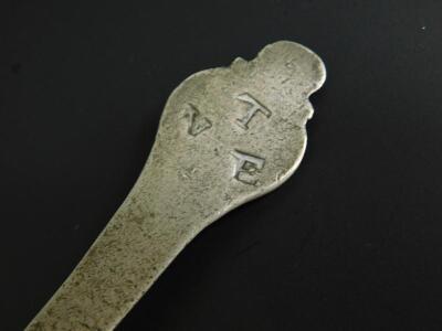 A late 17thC pewter trefid spoon by William Lewis - 2