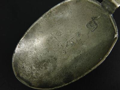 A late 17thC pewter trefid spoon by William Lewis - 3