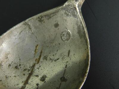 A 16thC pewter slip top spoon - 2