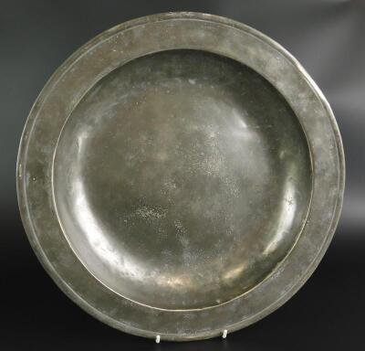 An early 18thC pewter single reeded dish by William de Jersey