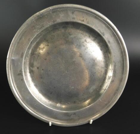 An early 18thC single reeded pewter plate by Richard Johnson