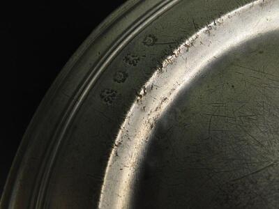 A late 17thC triple reed pewter plate - 3