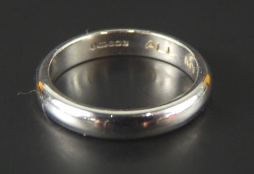 An 18ct white gold wedding band