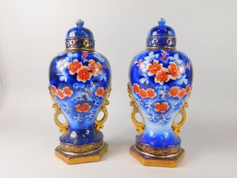 A pair of early 20thC Staffordshire blue stencilled vases and covers