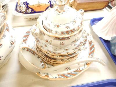 A Royal Doulton Lowestoft pattern part dinner service - 4