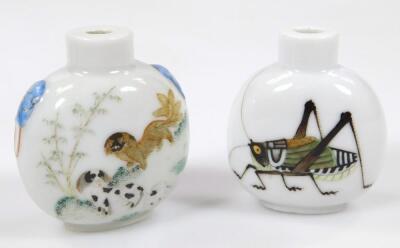 A Chinese porcelain snuff bottle - 2