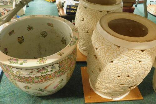 Three modern items of oriental porcelain
