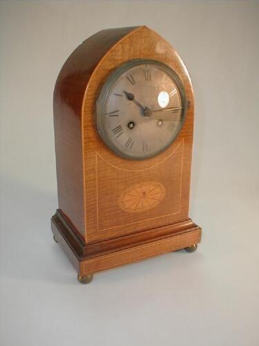 An early 20thC mahogany lancet shape mantel clock