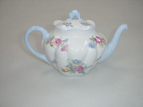 A Shelley rose pattern teapot