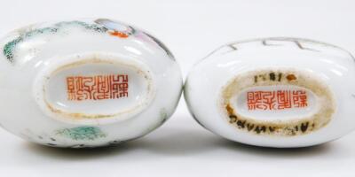 A Chinese porcelain snuff bottle - 8